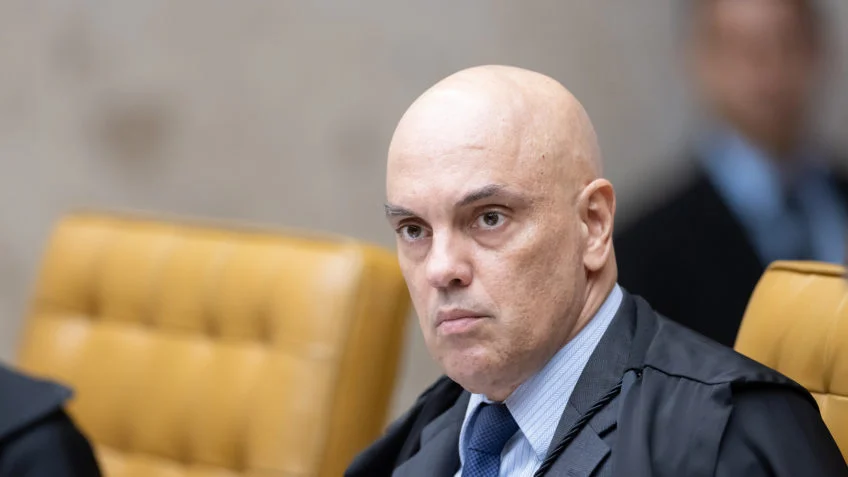 O ministro Alexandre de Moraes rejeitou o recurso do ex-presidente Bolsonaro e manteve sua inelegibilidade.