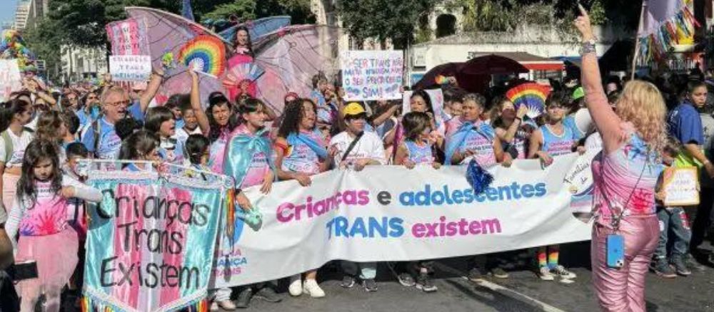 Neste domingo, 2 de junho, as pessoas ficaram chocadas ao ver um bloco de 'crianças trans' desfilando na parada gay de SP.